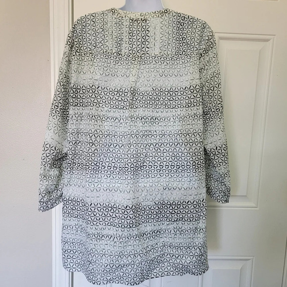 Foxcroft Wrinkle Free Women's Button Down Blouse Green White Geometric Print 14 - Picture 6 of 10